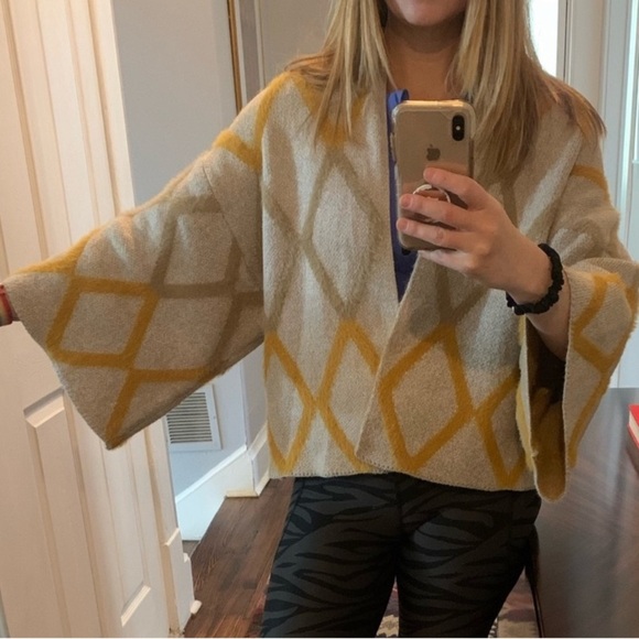 Anthropologie - Akemi + Kin - Sedona Textured Diamond Kimono Cardigan
Sweater - Picture 7 of 8